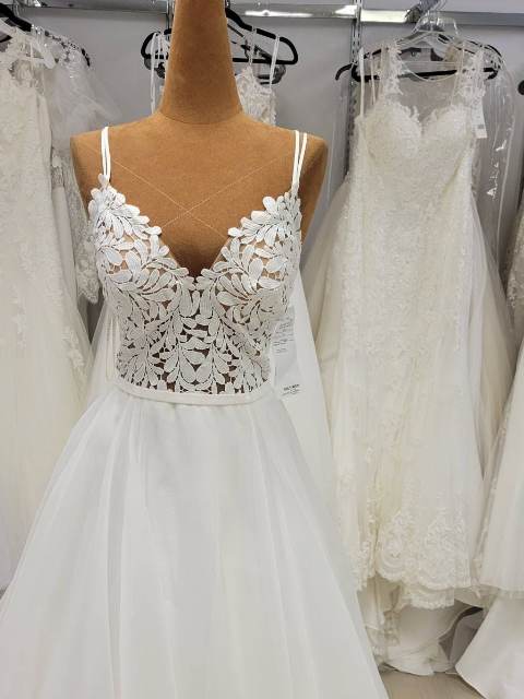 Robe de mariée dentelle romantique, bretelles fines, jupe en tulle