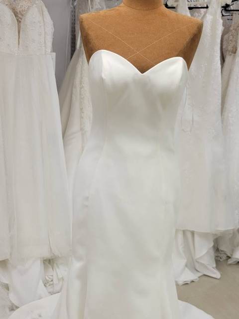 Robe de mariée bustier satin, ligne a épurée