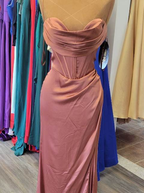 Robe de bal rose antique, satin, encolure bénitier