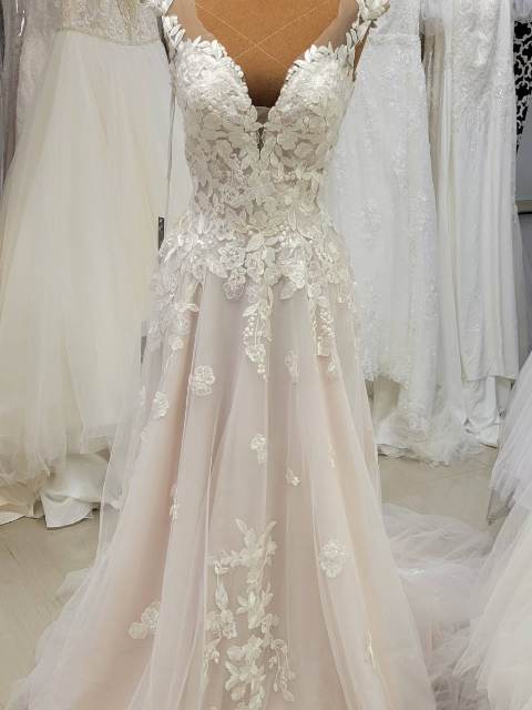 Robe de mariée dentelle et tulle, encolure en v