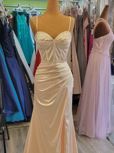 Robe de bal champagne, satin drapé