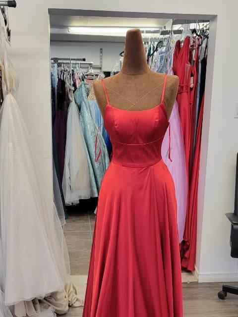 Robe de bal rouge classique, satin, bretelles fines