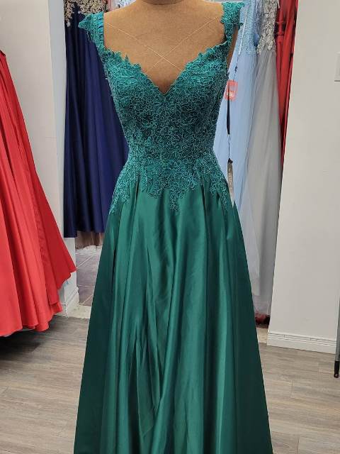 Robe de bal émeraude dentelle, silhouette princesse