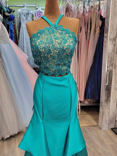 Robe de bal turquoise col américain, dentelle et satin