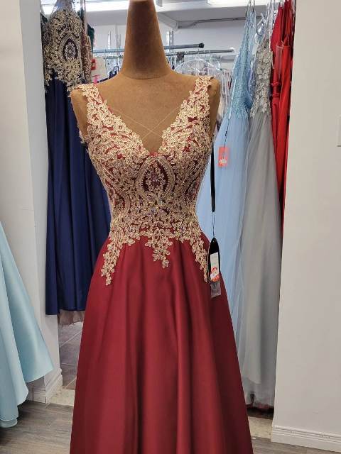 Robe de bal bordeaux et or, broderies dorées