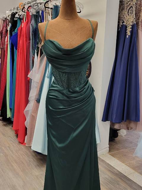 Robe de bal sapin drapé, satin, encolure bénitier