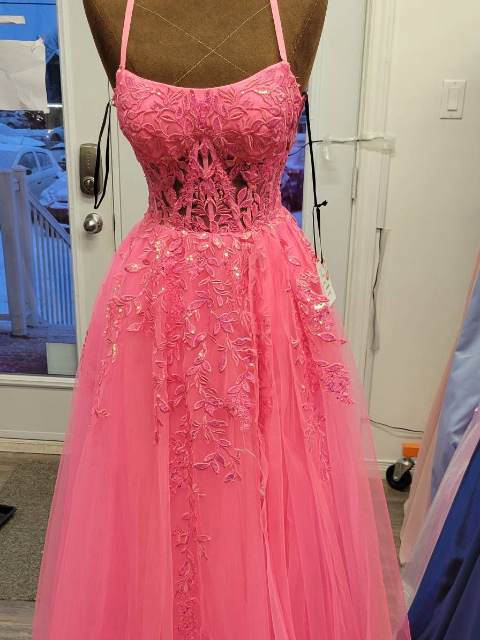 Robe de bal corail fleuri, dentelle et tulle