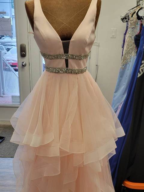 Robe de bal pêche à volants, courte, ceinture bijou