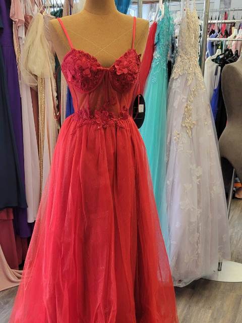 Robe de bal rouge dentelle, tulle, dos lacé