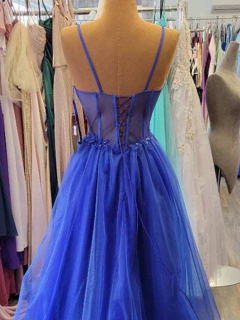 Robe de bal bleu roi vaporeuse, tulle, dos lacé