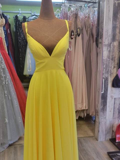 Robe de bal jaune fluide, satin, décolleté en v
