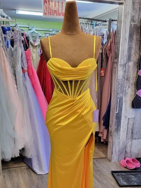 Robe de bal moutarde corset, satin, fendue
