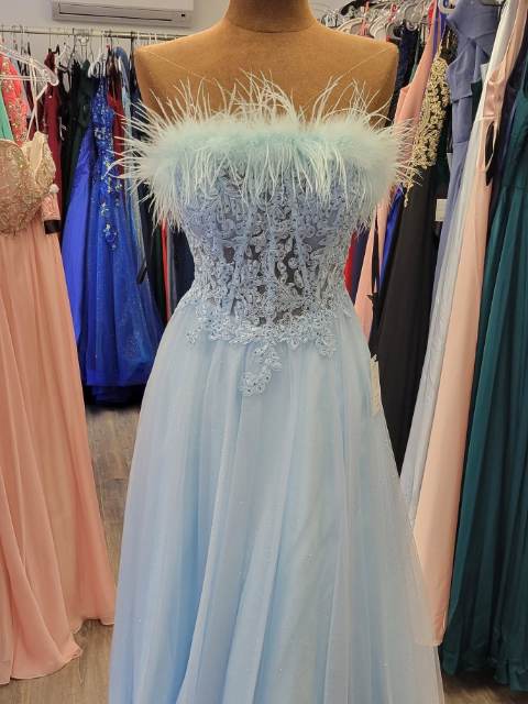 Robe de bal bleu glacier à plumes, tulle et plumes