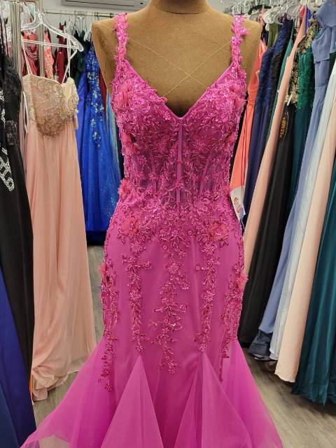 Robe de bal fuchsia brodée, sirène en dentelle