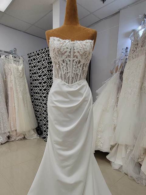 Robe de mariée sirène crêpe, corsage en dentelle, jupe drapée