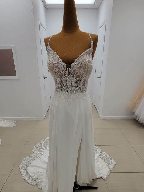 Robe de mariée sirène dentelle, décolleté plongeant