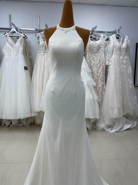 Robe de mariée crêpe col américain, ligne épurée