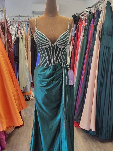 Robe de bal sapin perlée, corset perlé, fendue
