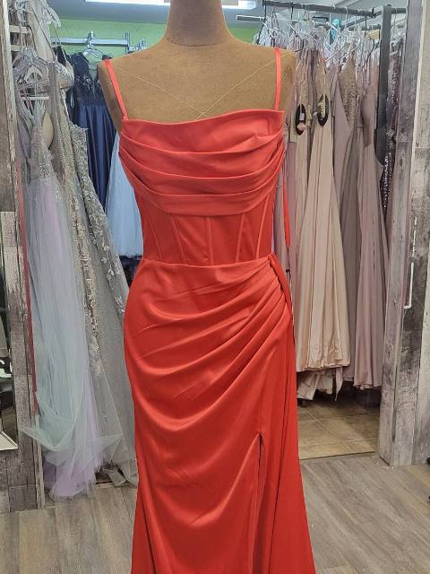 Robe de bal corail drapé, satin, encolure bénitier