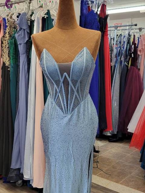 Robe de bal bleu poudre, corset baleiné, satin
