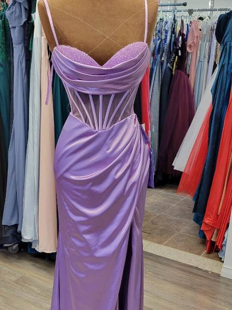 Robe de bal lavande drapée, satin, fendue