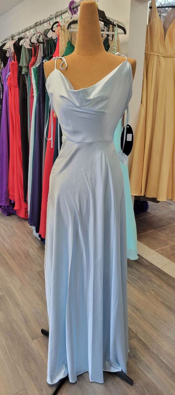 Robe de bal bleu ciel, satin fluide