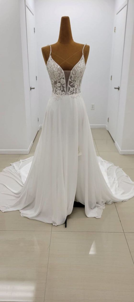 Robe de mariée crêpe à traîne, corsage en dentelle