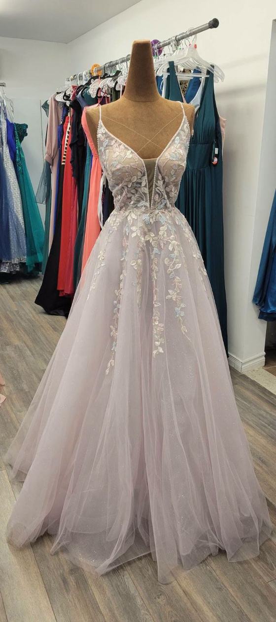 Robe de mariée tulle brodé, fleurs en dentelle, décolleté plongeant