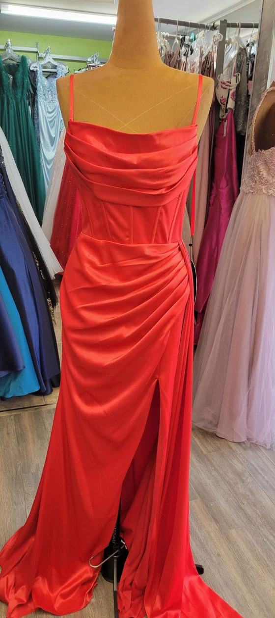 Robe de bal corail, satin drapé, fendue