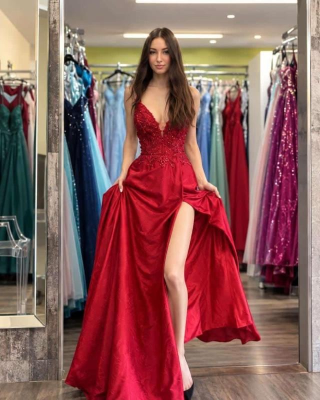 Robe de bal rouge, fendue, satin et dentelle