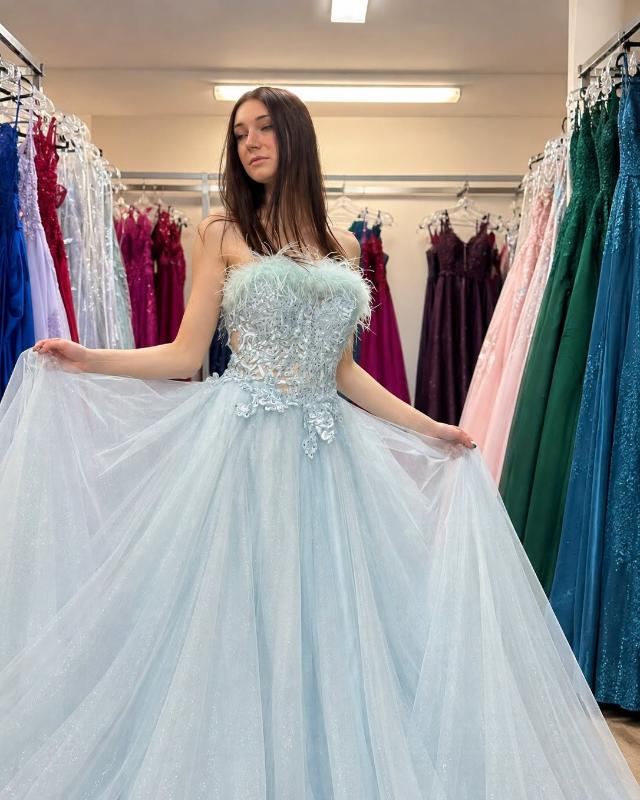 Robe de bal bleu glacier, tulle et appliqués