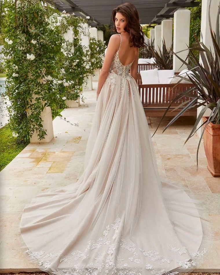 Robe de mariée dentelle et tulle, dos ouvert, traîne